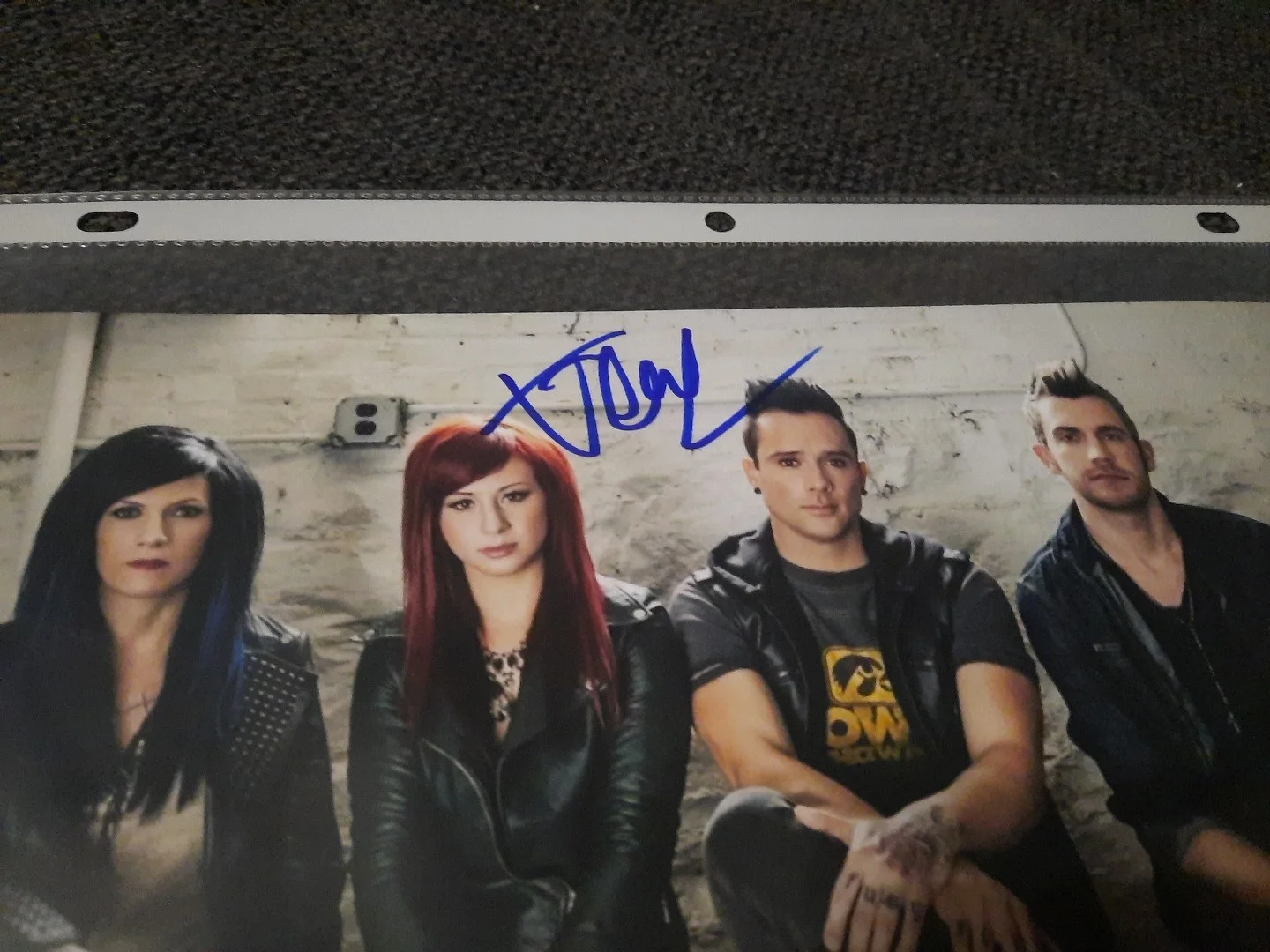Jen Ledger Signed Skillet 8x10 Photo Rock Band JSA COA, изображение 2