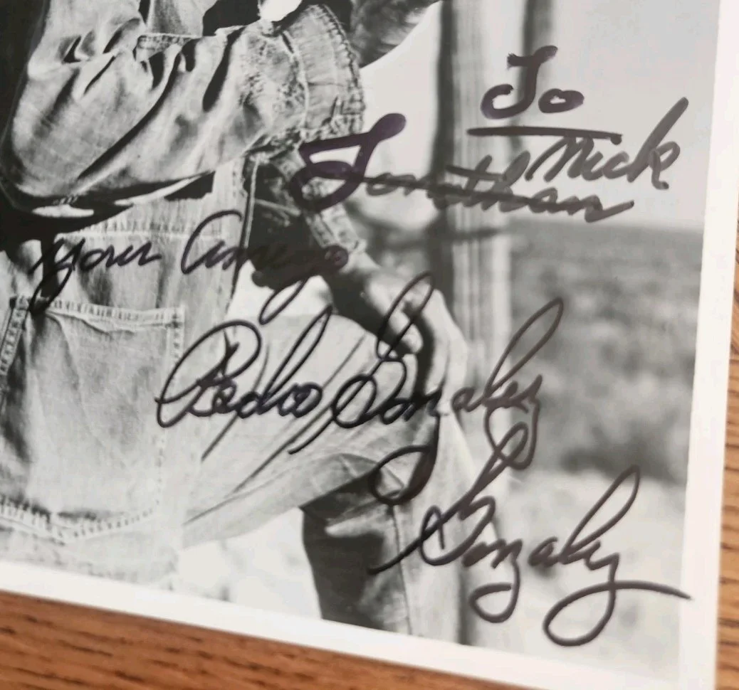 Pedro Gonzalez Gonzalez — Pedro Gonzalez Gonzalez signed early vintage 8x10 photo, John Wayne movie actor, изображение 2