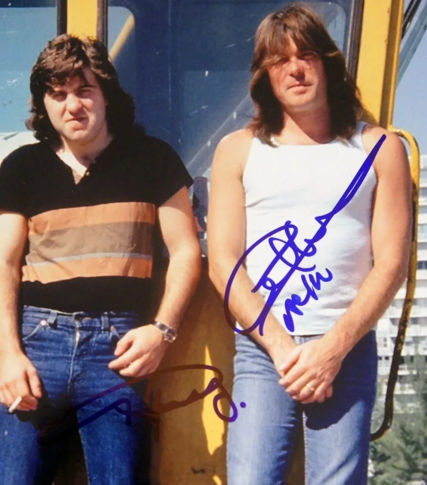 *Beckett LOA* - ANGUS YOUNG & CLIFF WILLIAMS SIGNED Large 11x14 Photo AC/DC!, image 2