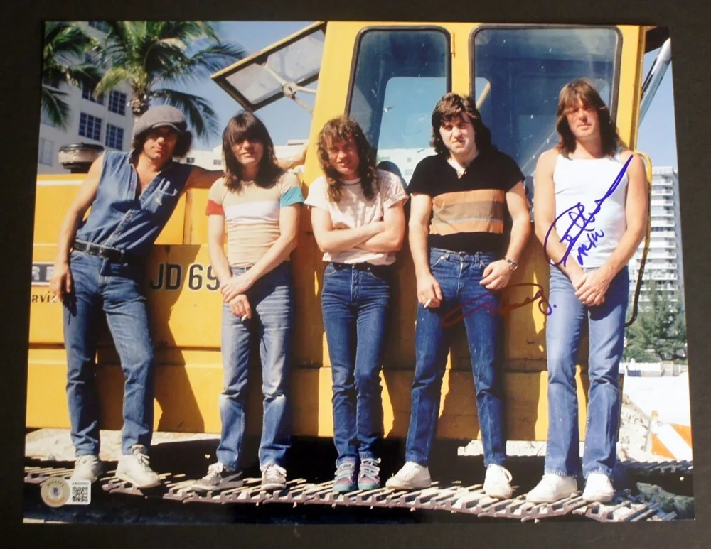 *Beckett LOA* - ANGUS YOUNG & CLIFF WILLIAMS SIGNED Large 11x14 Photo AC/DC!, image 3
