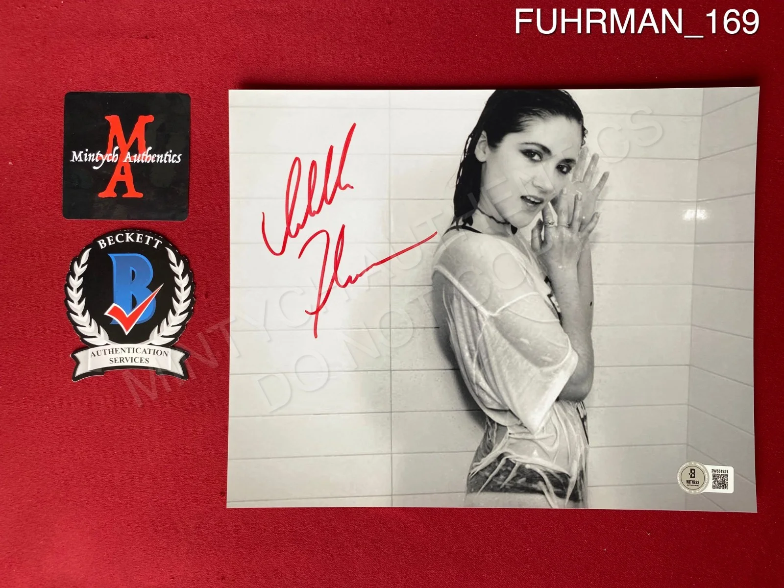 Isabelle Fuhrman — Isabelle Fuhrman autographed signed 8x10 photo Orphan Beckett COA