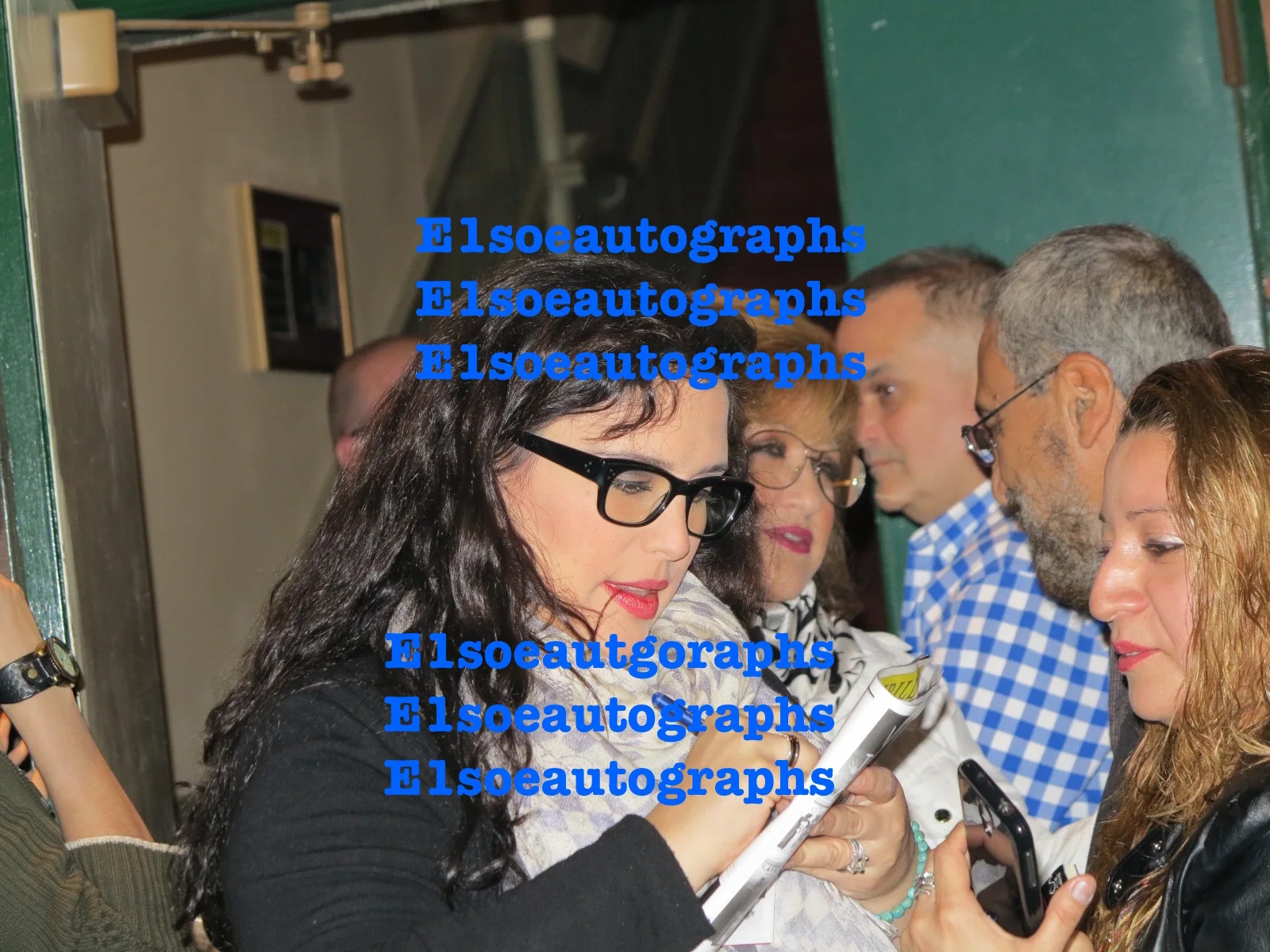Angelica Vale & Angelica Maria signed 8x10 Photo - Exact Proof Mujeres Asesinas, изображение 2