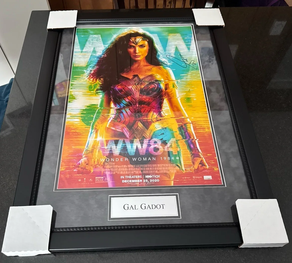 Gal Gadot — Gal Gadot Signed Wonder Woman 84 16x24 Poster Framed Autographed Photo, изображение 2