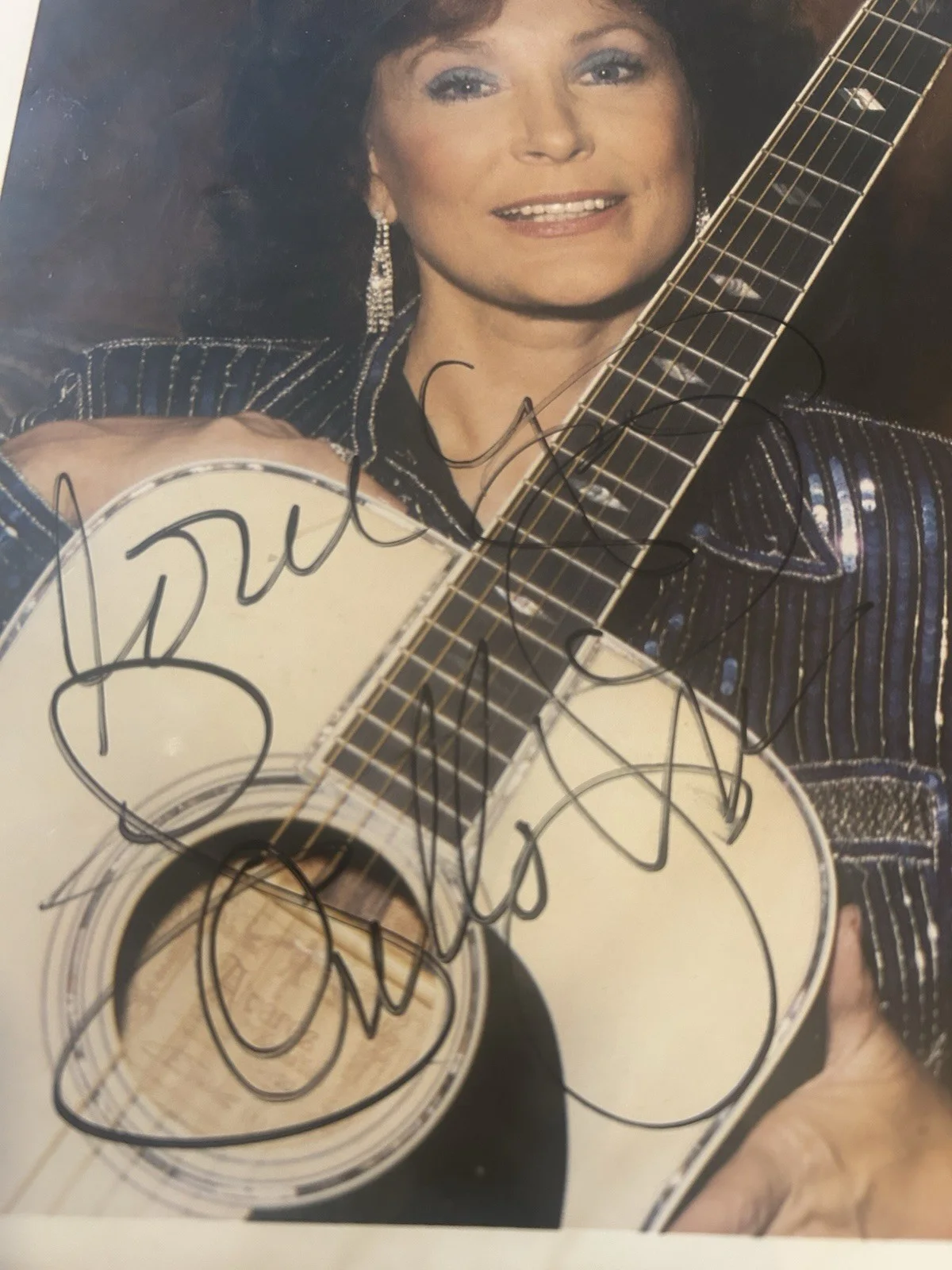 Loretta Lynn Signed Autograph Photo Country Music Legend Guitar Pose, изображение 2