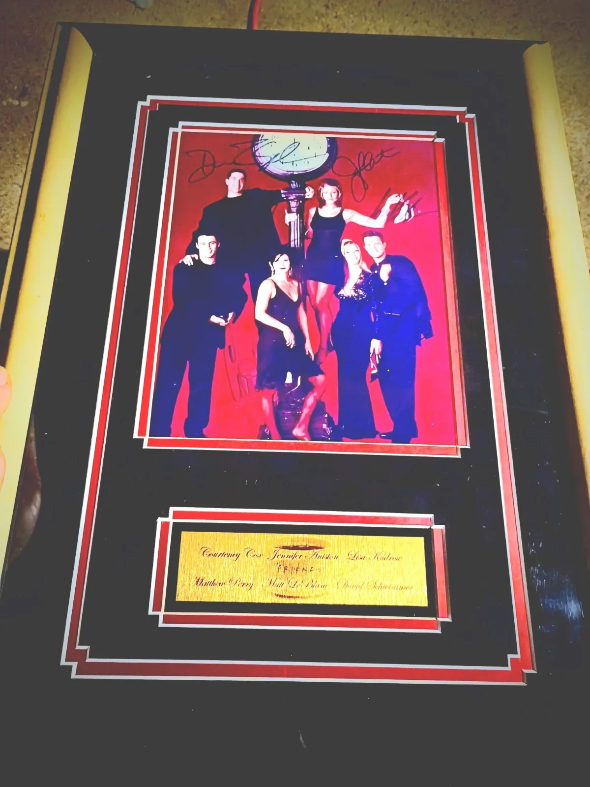 Full Cast — FRIENDS Full Cast Autographed iconic "clock" photograph, framed w/ nameplate., изображение 2