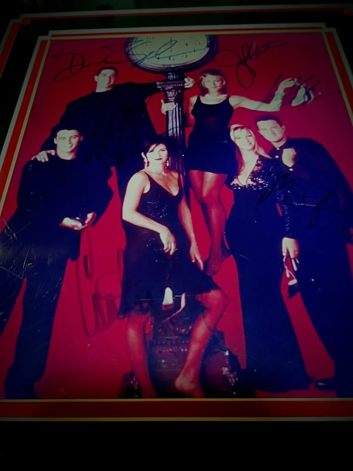 Full Cast — FRIENDS Full Cast Autographed iconic "clock" photograph, framed w/ nameplate., изображение 3