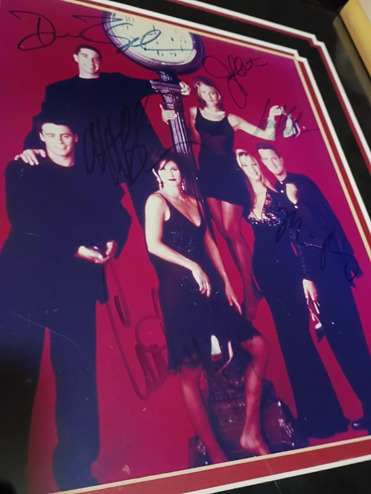Full Cast — FRIENDS Full Cast Autographed iconic "clock" photograph, framed w/ nameplate., изображение 5