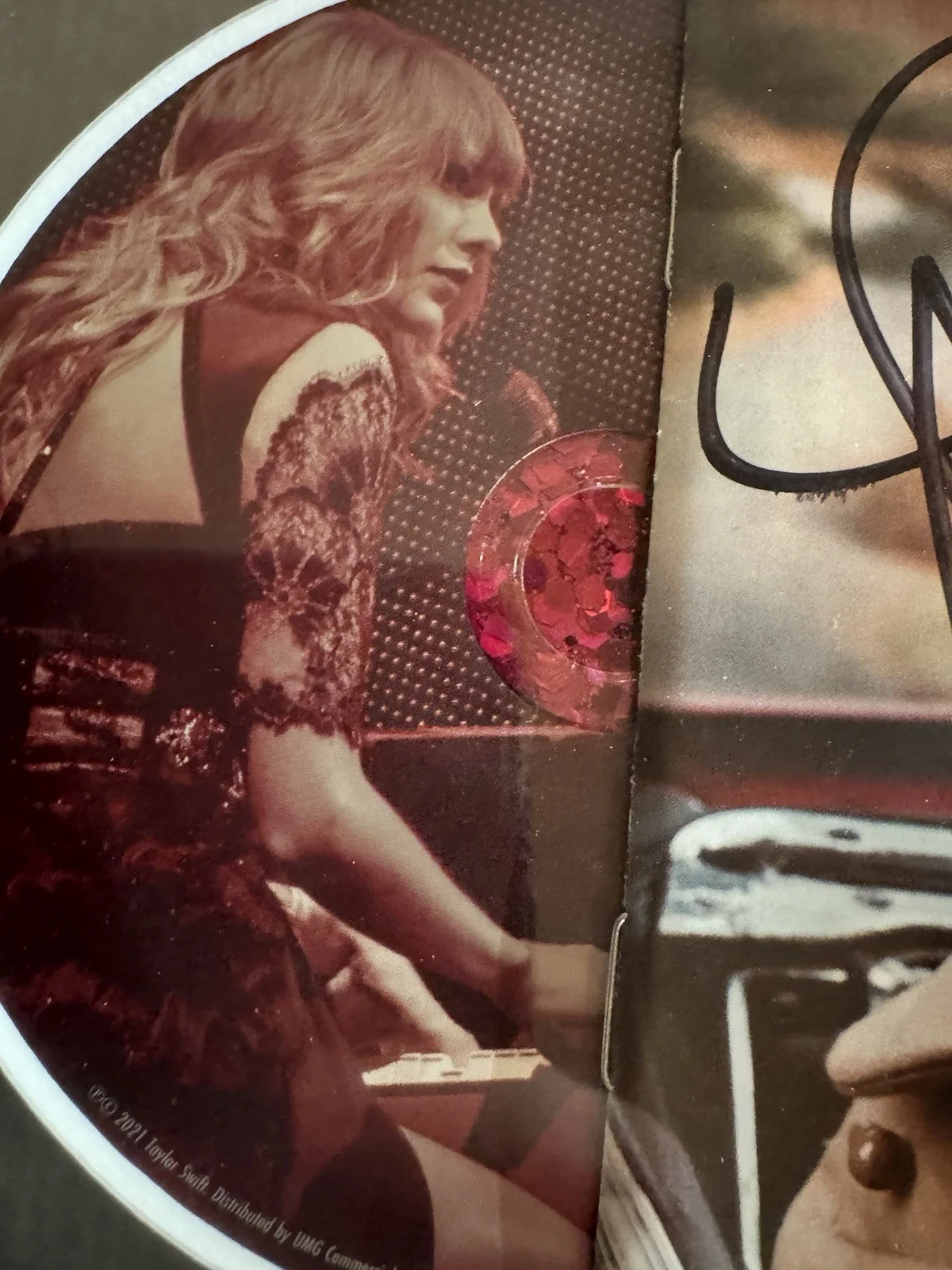 TAYLOR SWIFT — Taylor Swift Signed CD Insert "Red" Framed 12.5x25 - JSA, image 3