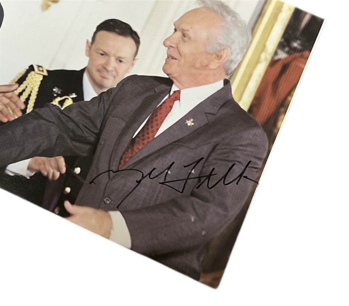 Mel Tillis Signed Autograph 8.5x11 Medal of Honor Photo w/ Obama! Country Music!, изображение 2