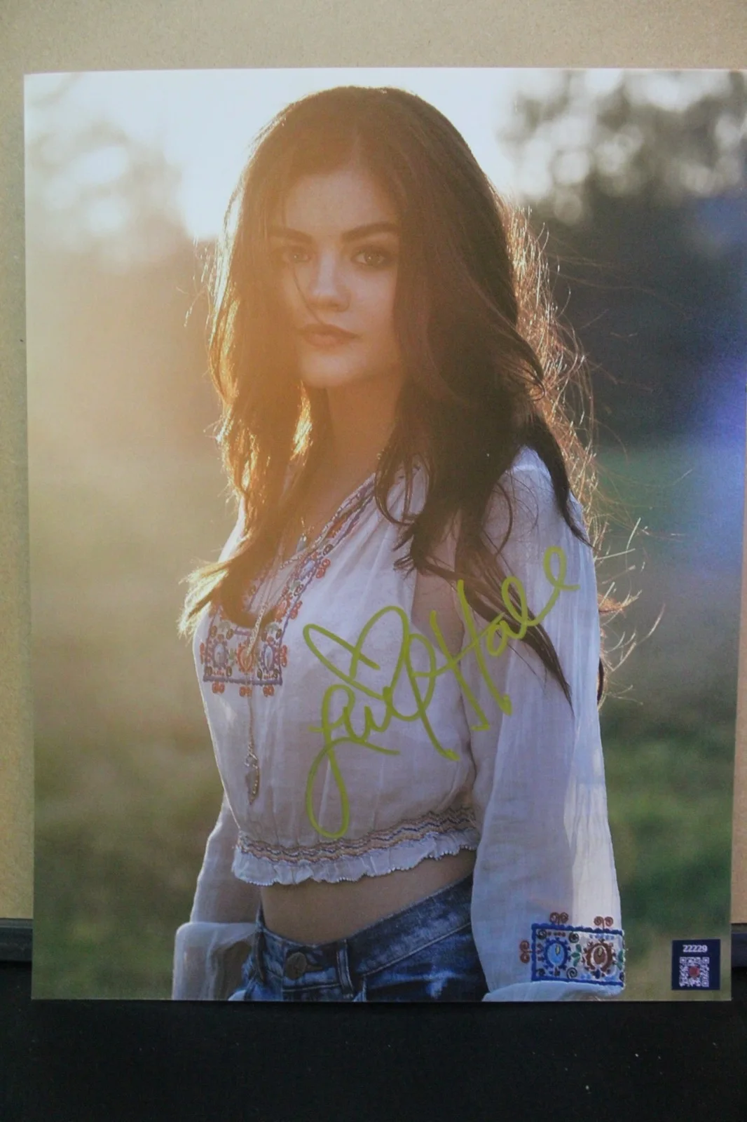 Lucy Hale — Signed Photo - 8x10 - Lucy Hale, Model/Actress - Pretty Little Liars +COA, изображение 2