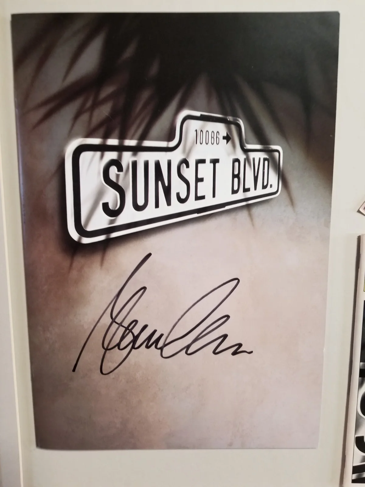 Sunset Blvd Glenn Close Signed Autographed Promotional Playbill and Ephemera, изображение 3