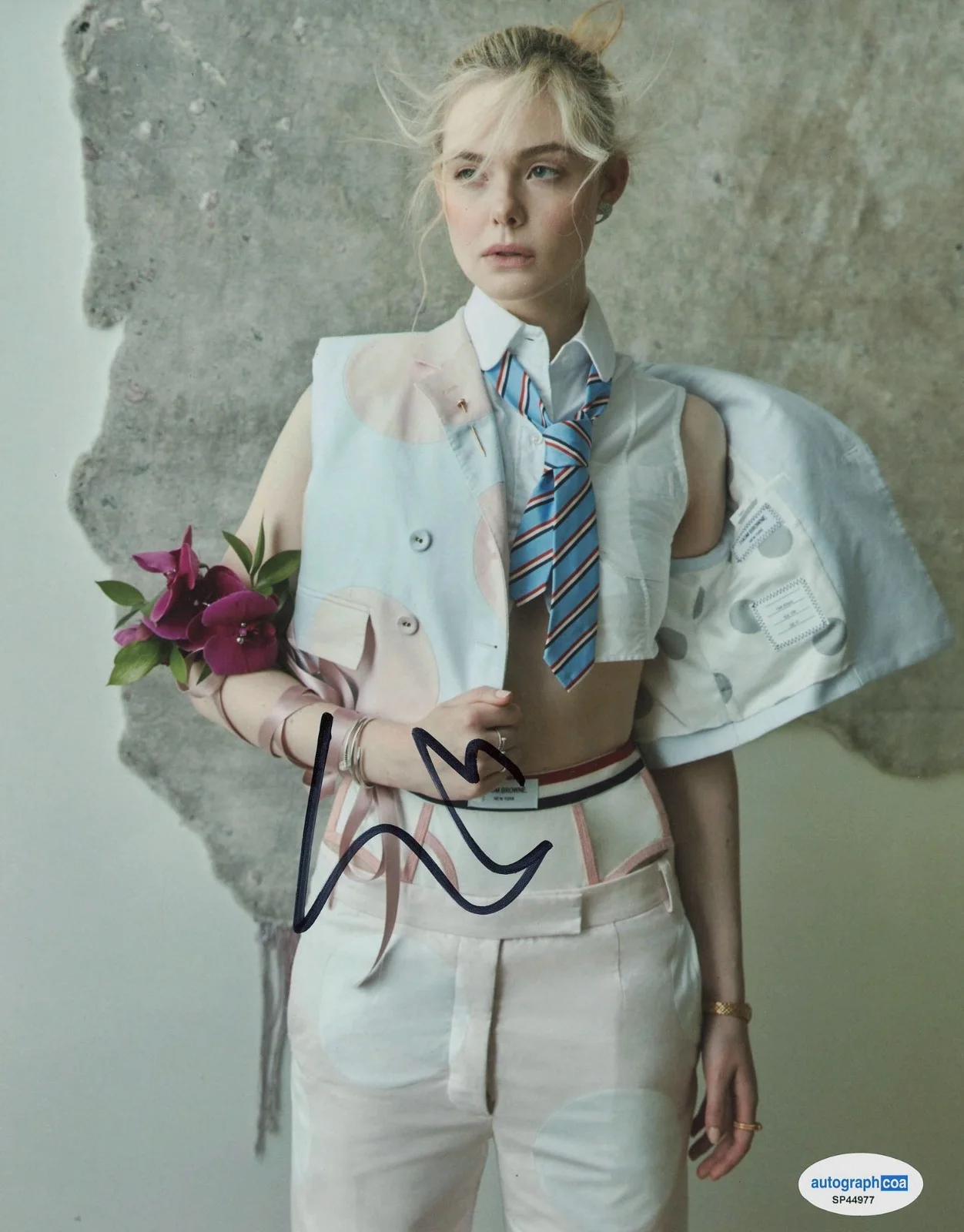 ELLE FANNING — Elle Fanning signed Autograph 8x10 Photo PROOF a SEXY Predator Badlands ACOA COA, изображение 3