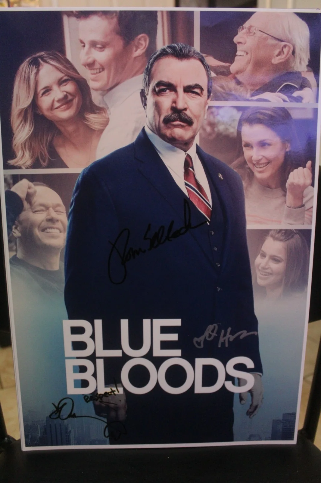 Abigail Hawk, Tom Selleck, Donnie Wahlberg — Signed Poster - Blue Bloods -Abigail Hawk, Tom Selleck and Donnie Wahlberg+ COA, изображение 2