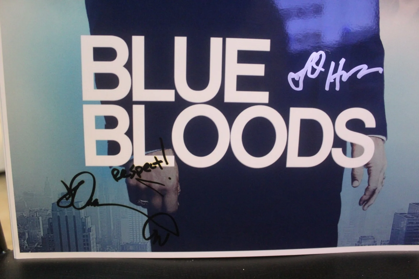 Abigail Hawk, Tom Selleck, Donnie Wahlberg — Signed Poster - Blue Bloods -Abigail Hawk, Tom Selleck and Donnie Wahlberg+ COA, изображение 3
