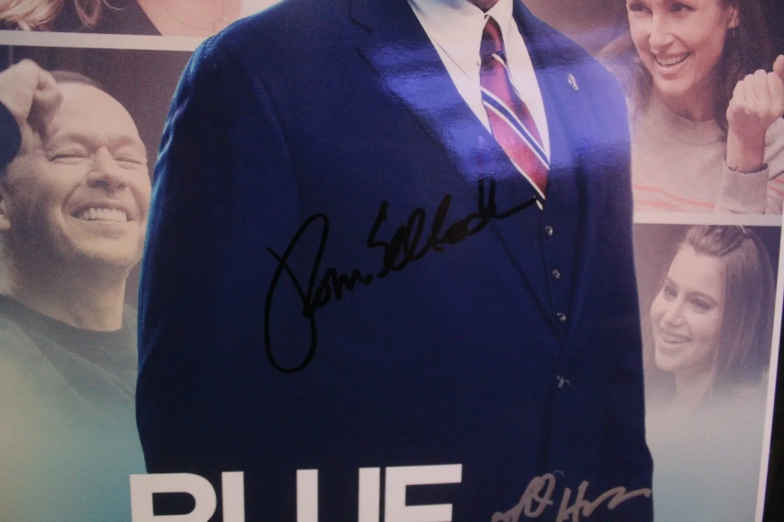 Abigail Hawk, Tom Selleck, Donnie Wahlberg — Signed Poster - Blue Bloods -Abigail Hawk, Tom Selleck and Donnie Wahlberg+ COA, изображение 4