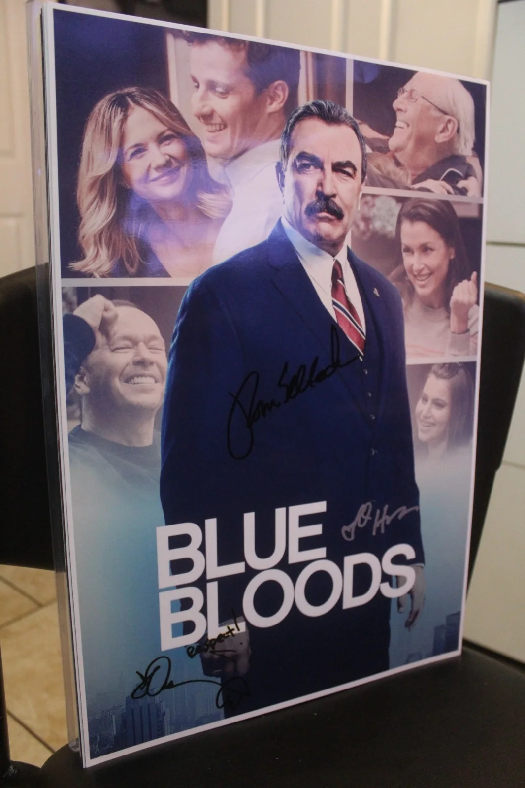 Abigail Hawk, Tom Selleck, Donnie Wahlberg — Signed Poster - Blue Bloods -Abigail Hawk, Tom Selleck and Donnie Wahlberg+ COA, изображение 5