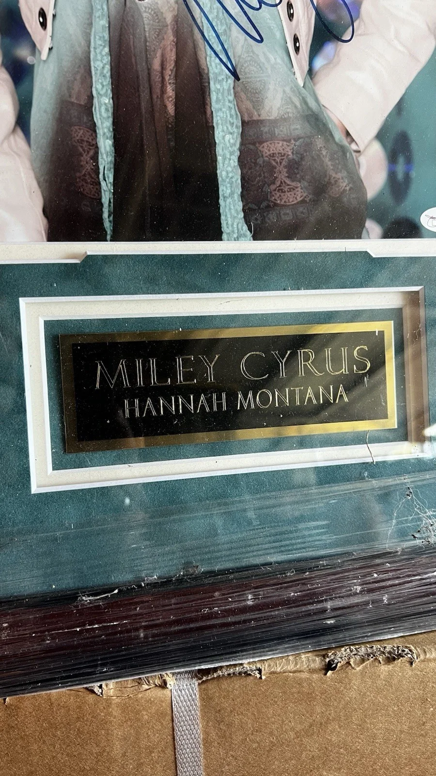 Miley Cyrus — Miley Cyrus Signed Autograph Hannah Montana 11 X14 Custom Frame JSA Authentic, image 3