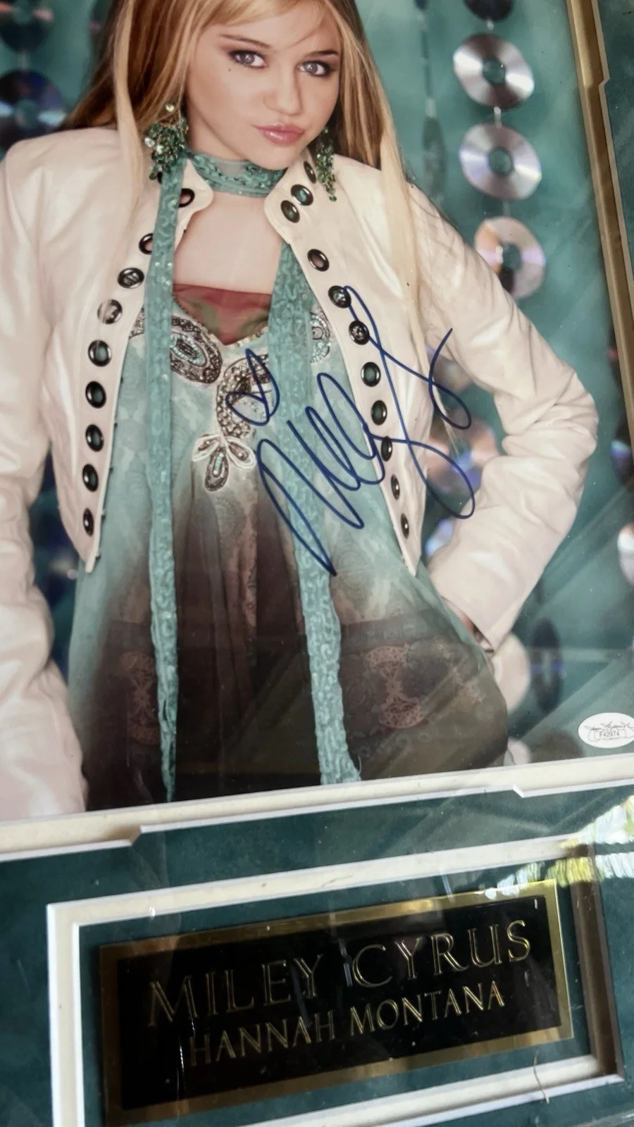 Miley Cyrus — Miley Cyrus Signed Autograph Hannah Montana 11 X14 Custom Frame JSA Authentic, image 4