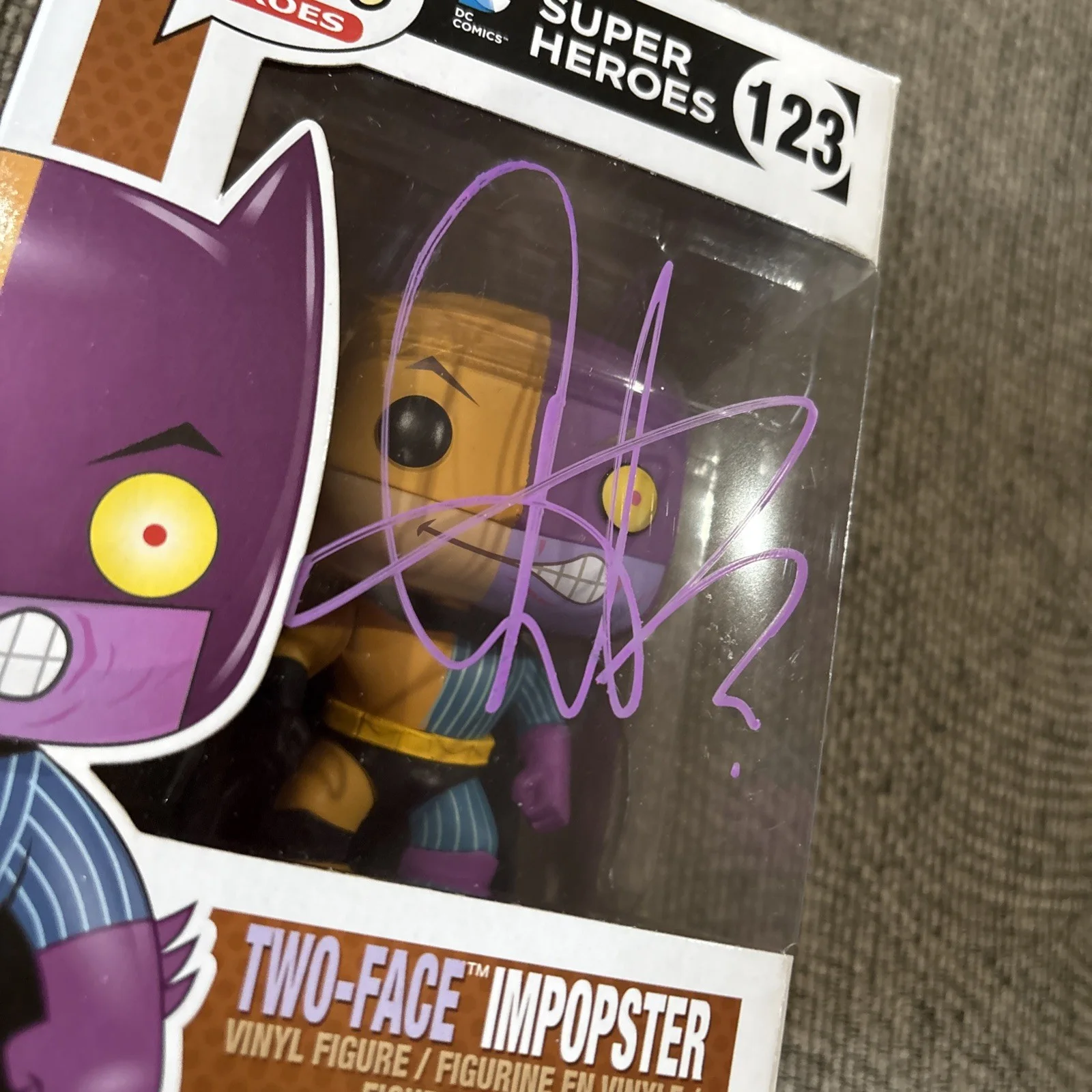 Aaron Eckhart — AARON ECKHART SIGNED TWO-FACE Imposter #123 FUNKO POP THE DARK KNIGHT Autograph, изображение 2
