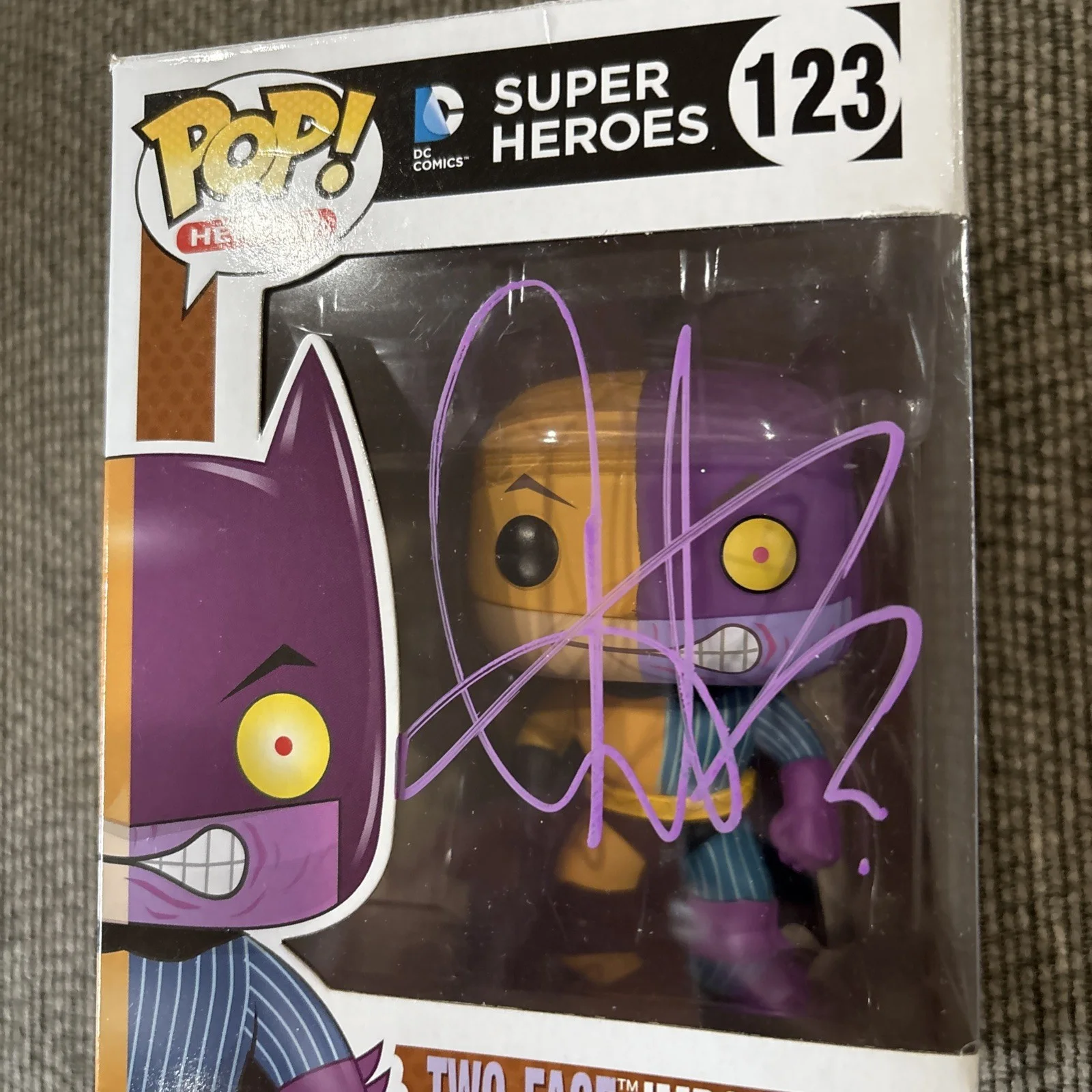 Aaron Eckhart — AARON ECKHART SIGNED TWO-FACE Imposter #123 FUNKO POP THE DARK KNIGHT Autograph, изображение 5