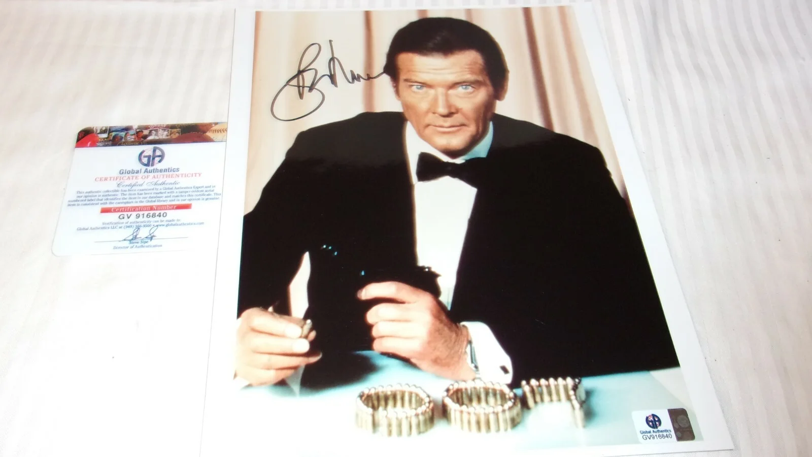 roger moore — Roger Moore Signed James Bond Photograph In Tux With Gun 8x10, image 3