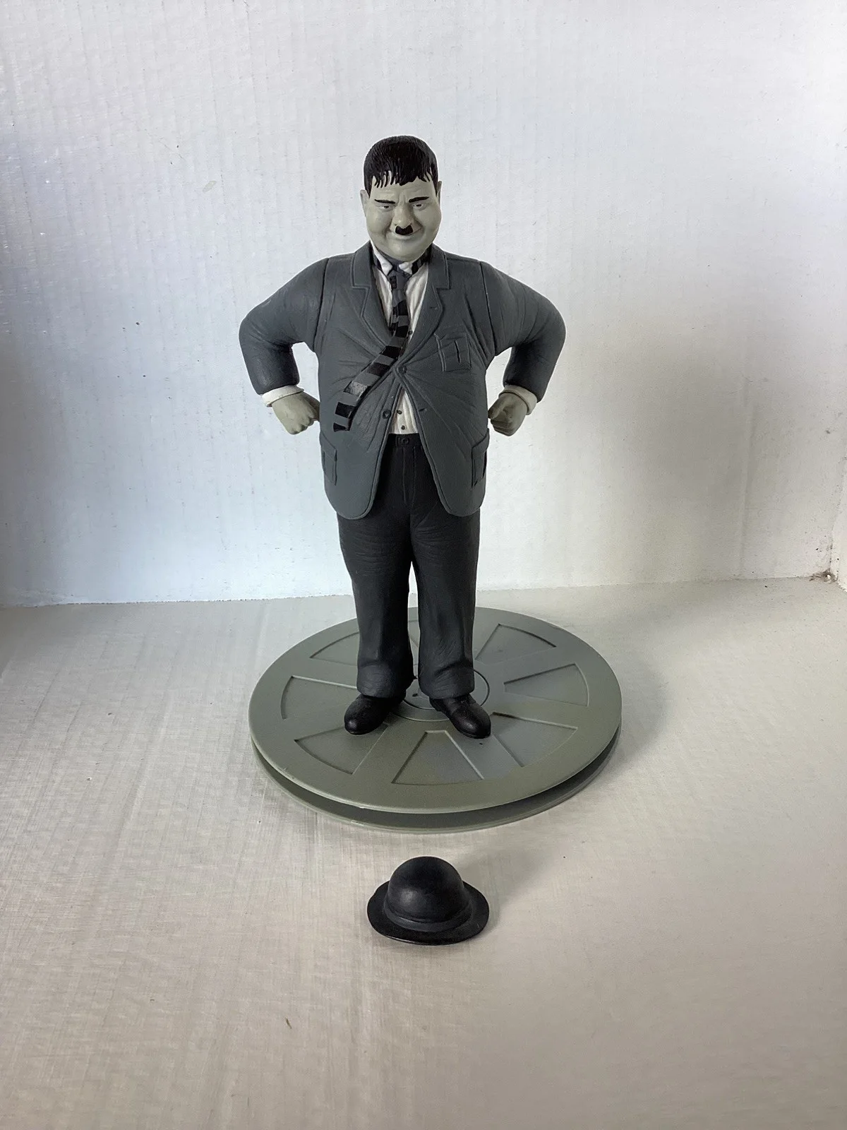 Movie Icons Stan Laurel & Oliver Hardy Figures on Film Reels by SD Toys, изображение 3