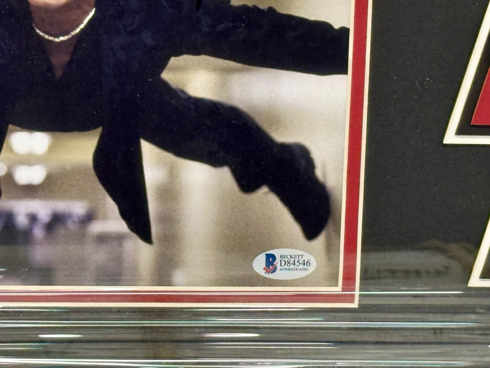 Jackie Chan, Chris Tucker — Jackie Chan & Chris Tucker Signed & Custom Framed Rush Hour Photo Beckett COA, изображение 3