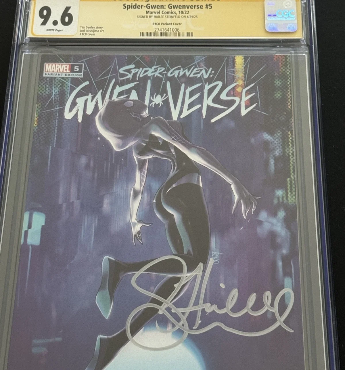 Hailee Steinfeld — HAILEE STEINFELD SIGNED SPIDER-GWEN GWENVERSE #5 COMIC CGC 9.6, image 3