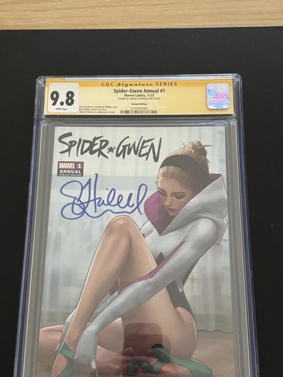 Hailee Steinfeld — HAILEE STEINFELD SIGNED SPIDER-GWEN ANNUAL #1 COMIC CGC 9.8, image 2