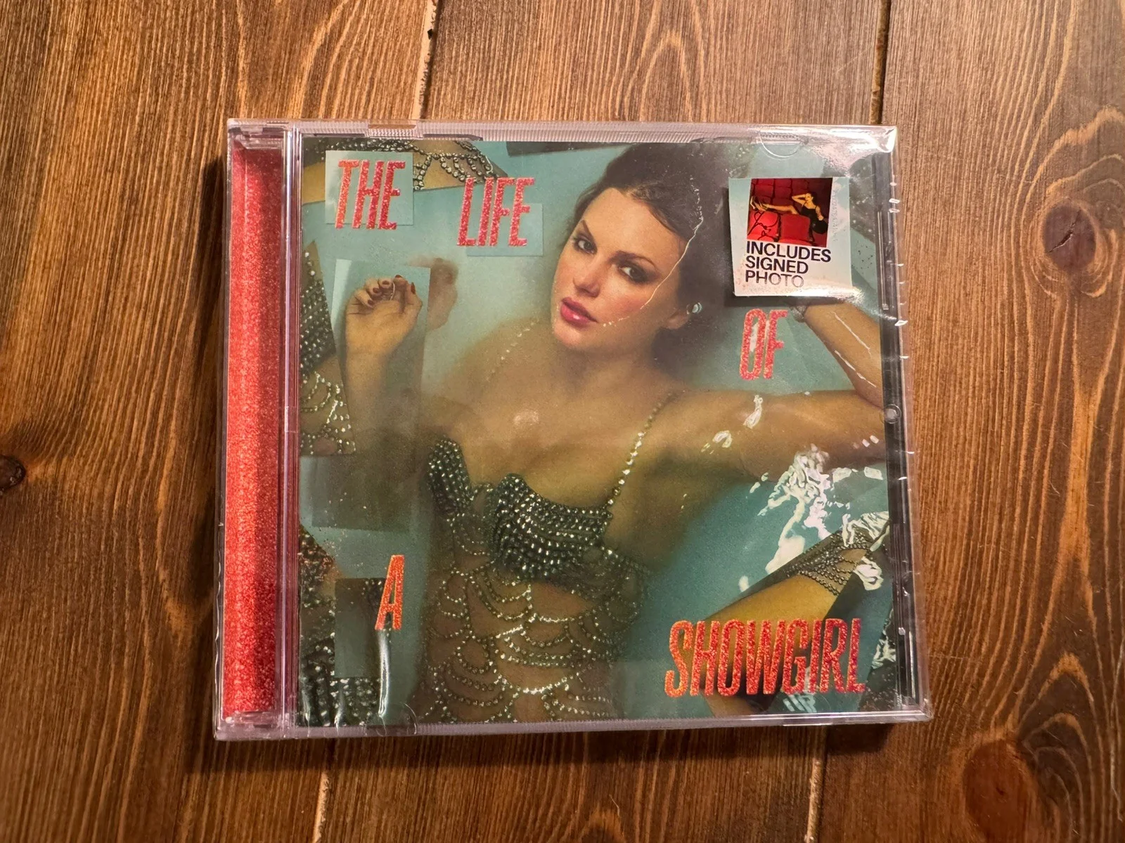 Taylor Swift The Life Of A Showgirl CD w Hand Signed Photo 4 Heart, изображение 3
