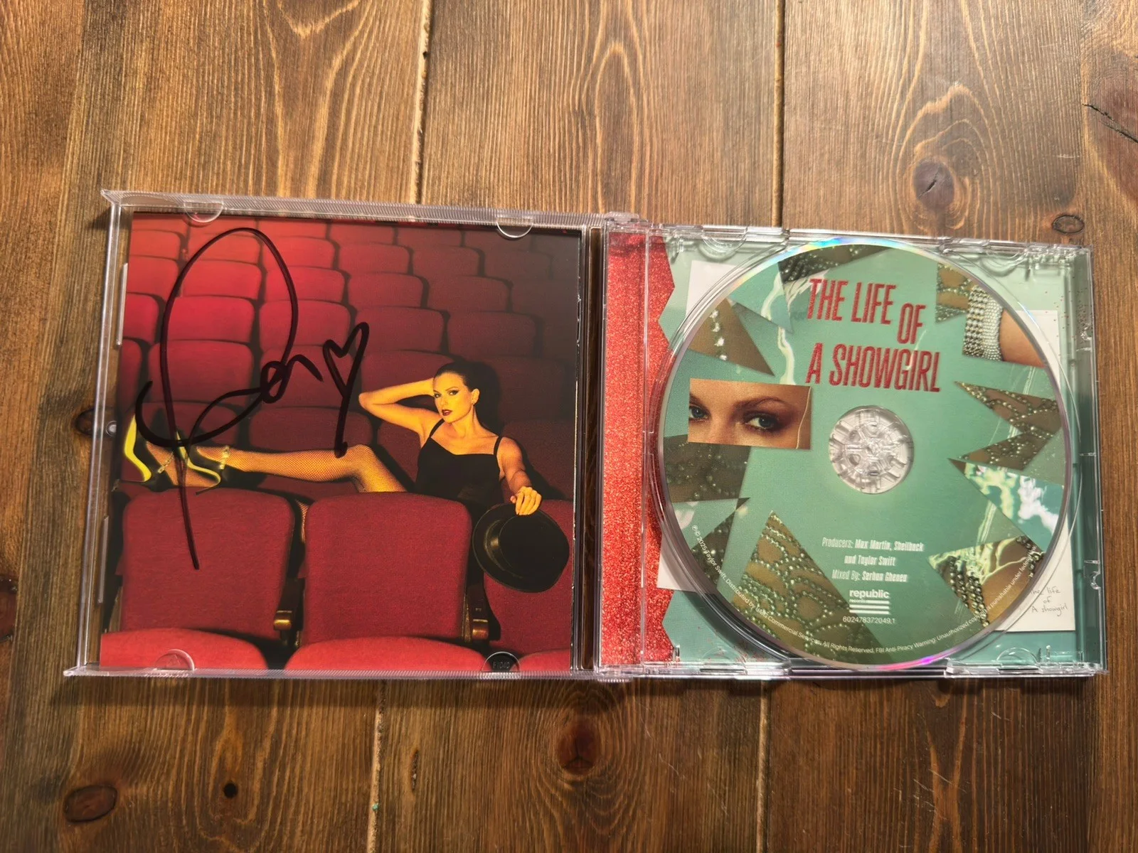 Taylor Swift The Life Of A Showgirl CD w Hand Signed Photo 4 Heart, изображение 4