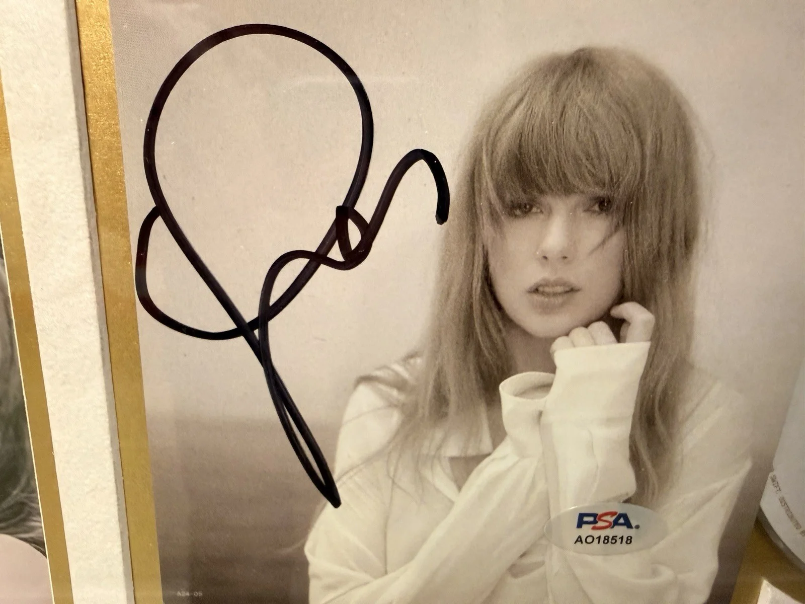 Taylor Swift Framed Autographed CD & Booklet PSA/DNA Authenticated, image 2