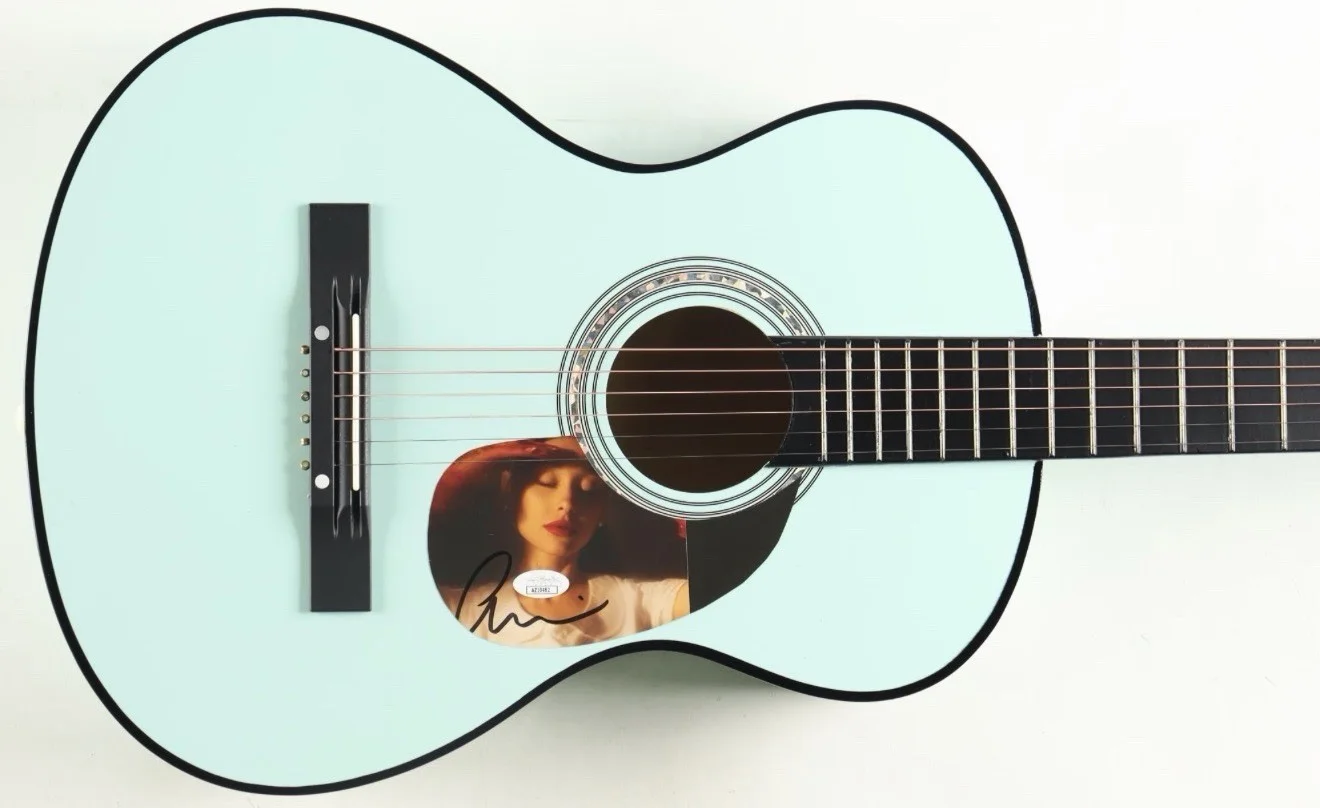 Ariana Grande Autographed Original Guitar with Certification Sticker AZ10482, изображение 2