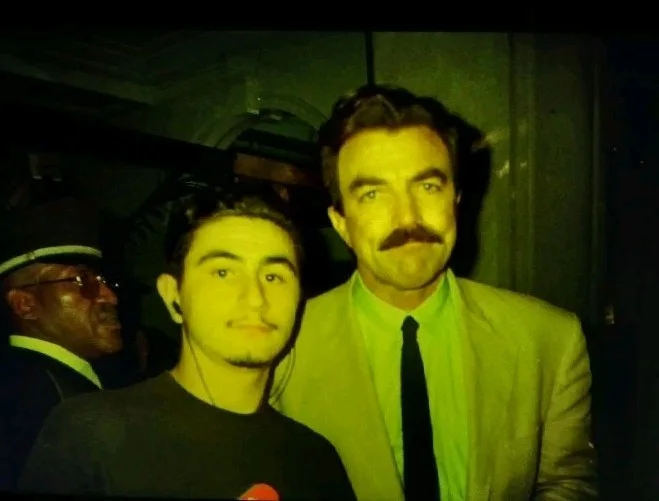 Tom Selleck — TOM SELLECK - Magnum, P. I./Blue Bloods - SIGNED Magazine Rip Out Page W/PROOF, изображение 3