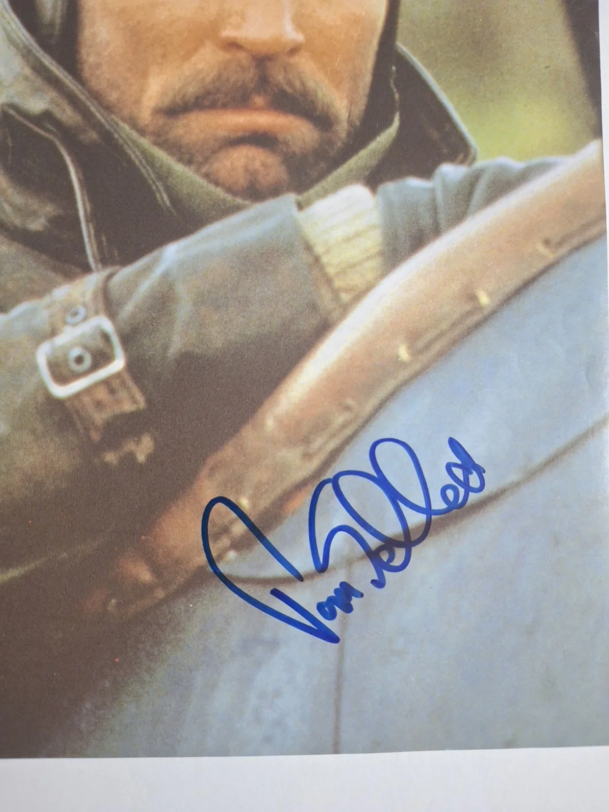 Tom Selleck — TOM SELLECK - Magnum, P. I./Blue Bloods - SIGNED Magazine Rip Out Page W/PROOF, изображение 4