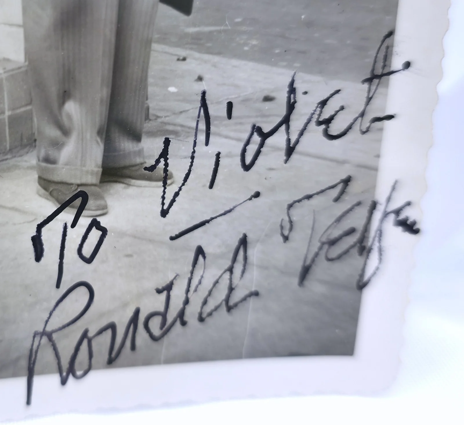 Ronald Telfer — Vintage 1950s B&W Hand Signed Candid Photo Autograph Ronald Telfer, image 2