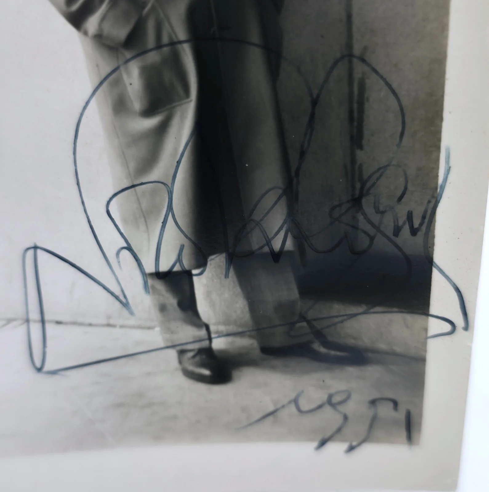 Vintage 1950s B&W Hand Signed Candid Photo Autograph A in Trench Coat, изображение 3