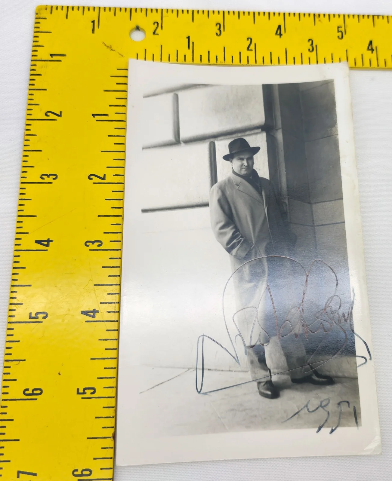 Vintage 1950s B&W Hand Signed Candid Photo Autograph A in Trench Coat, изображение 4
