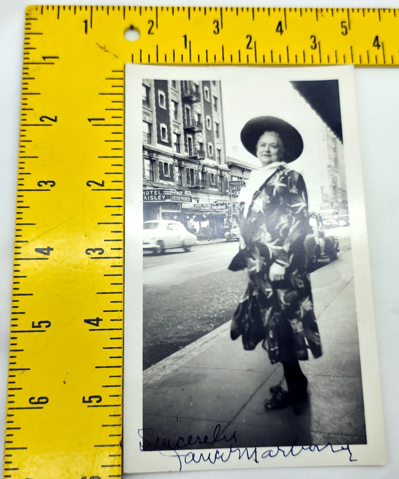 Holly — Vintage 1950s B&W Hand Signed Candid Photo Autograph Unidentified in Coat & Hat, изображение 4