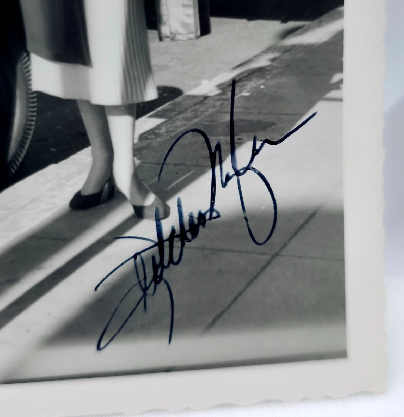 Foto autógrafa sincera firmada a mano en blanco y negro vintage de los años 50 mujer actriz no identificada, изображение 2