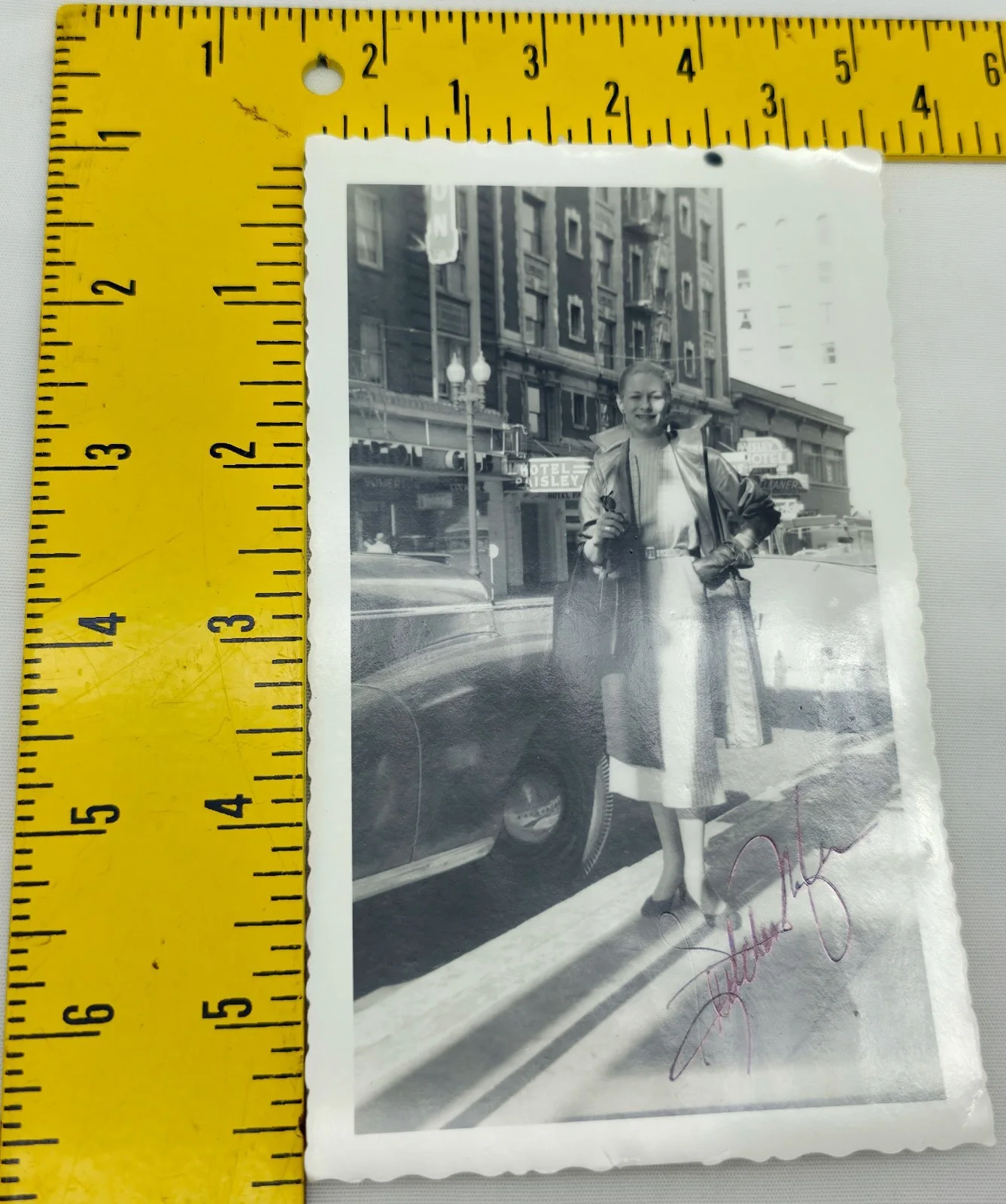 Foto autógrafa sincera firmada a mano en blanco y negro vintage de los años 50 mujer actriz no identificada, изображение 4