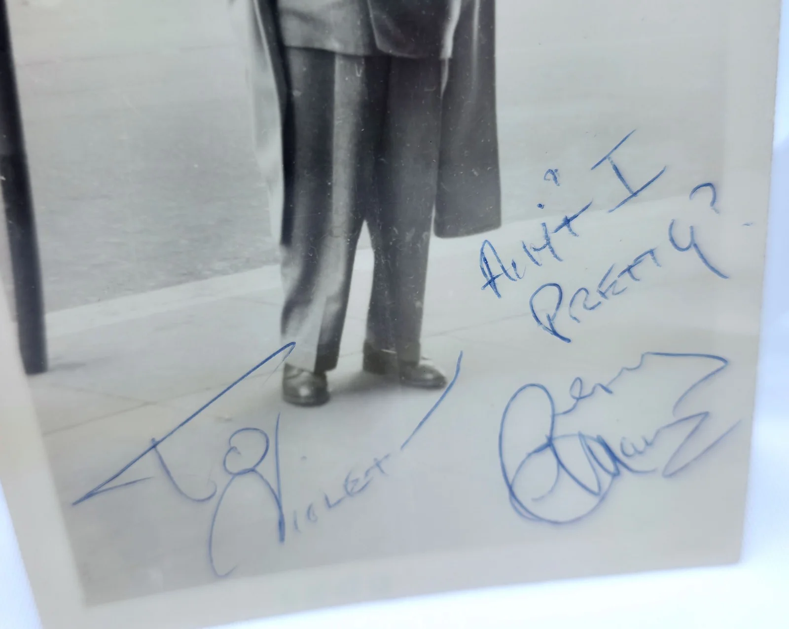 Holly — Vintage 1950s B&W Hand Signed Candid Photo Autograph Ain't I Pretty Unknown, изображение 2