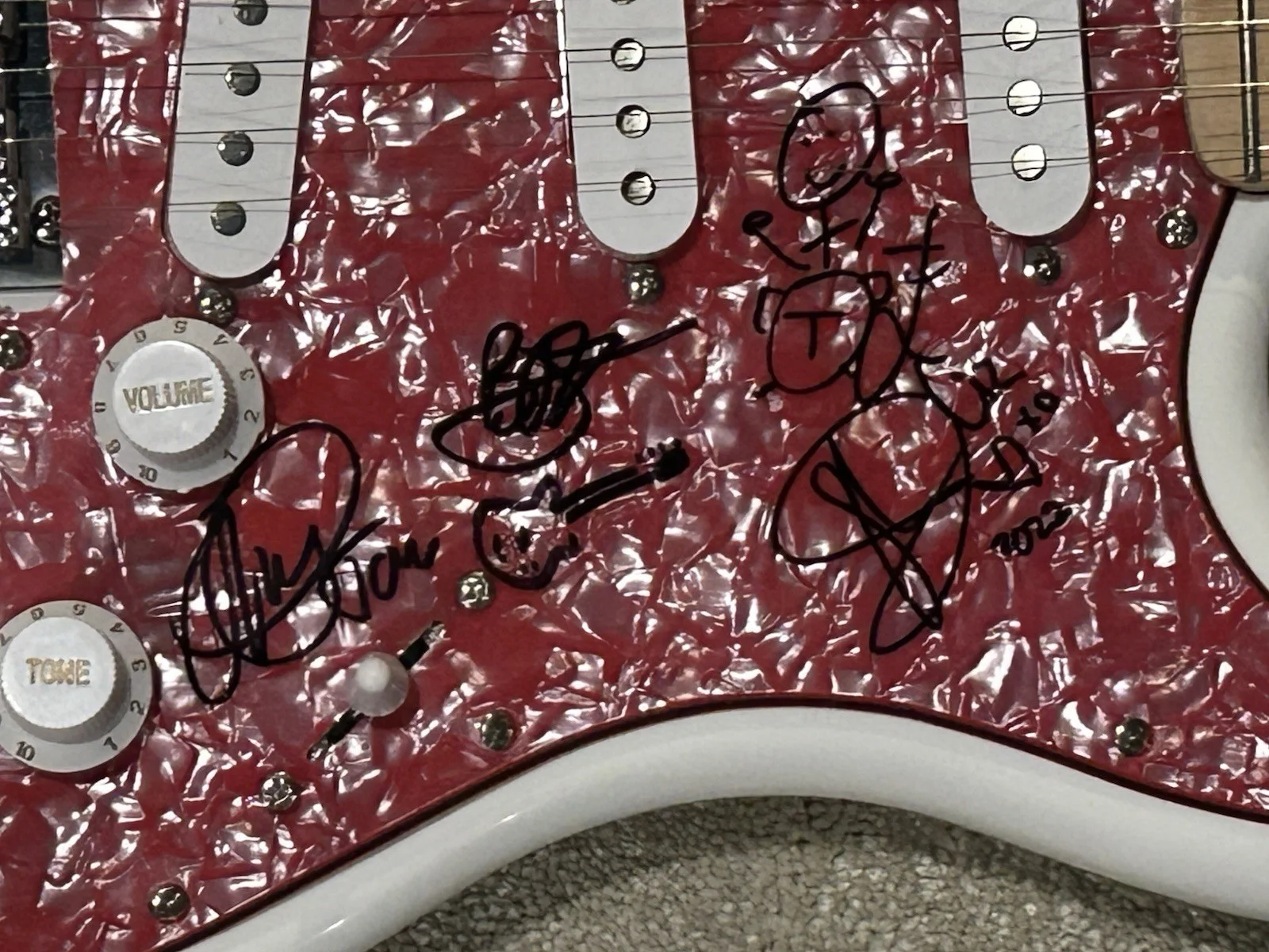 The Beths Signed Guitar Autographed Elizabeth Stokes New Zealand Band, изображение 2
