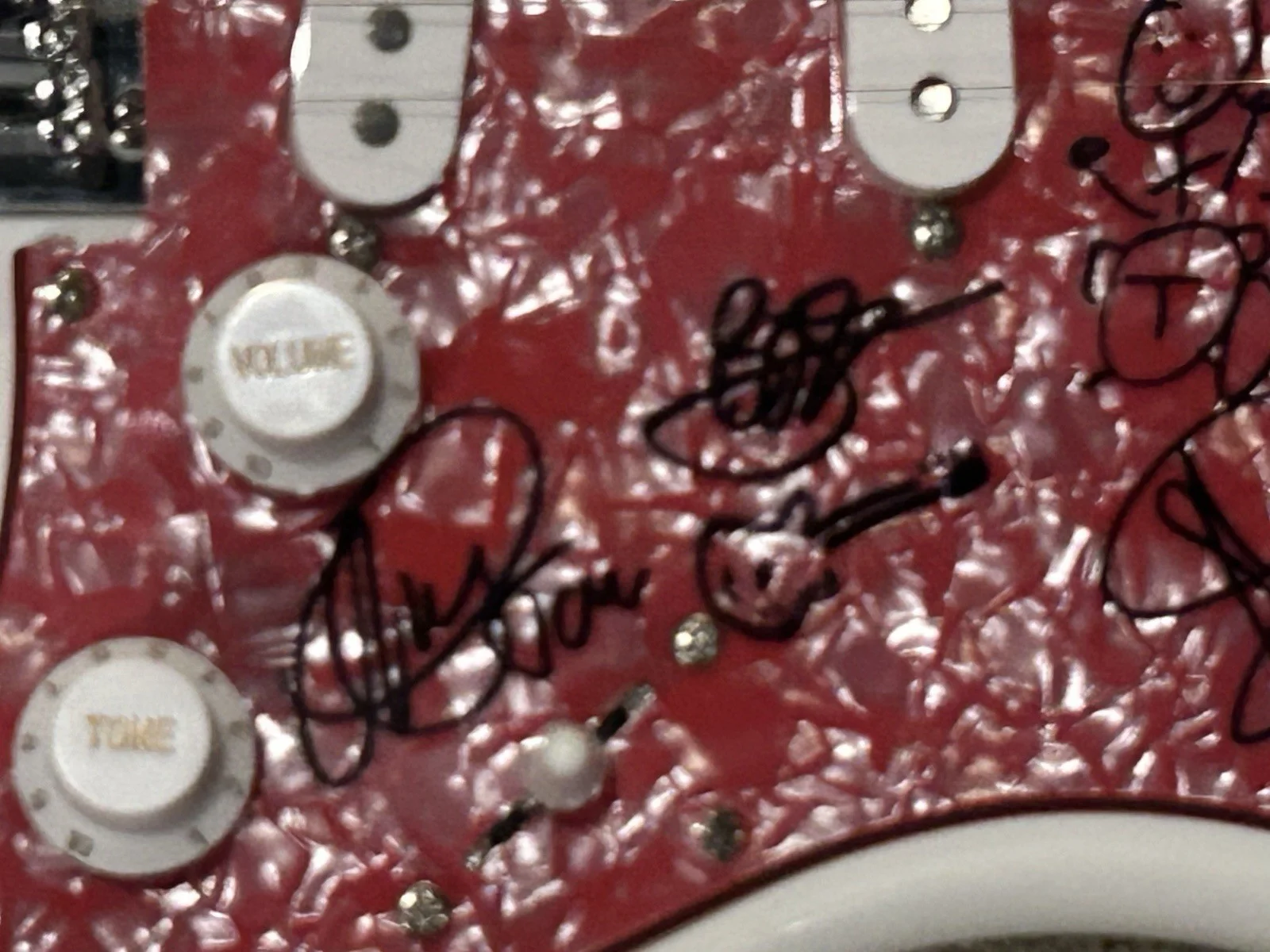 The Beths Signed Guitar Autographed Elizabeth Stokes New Zealand Band, изображение 3