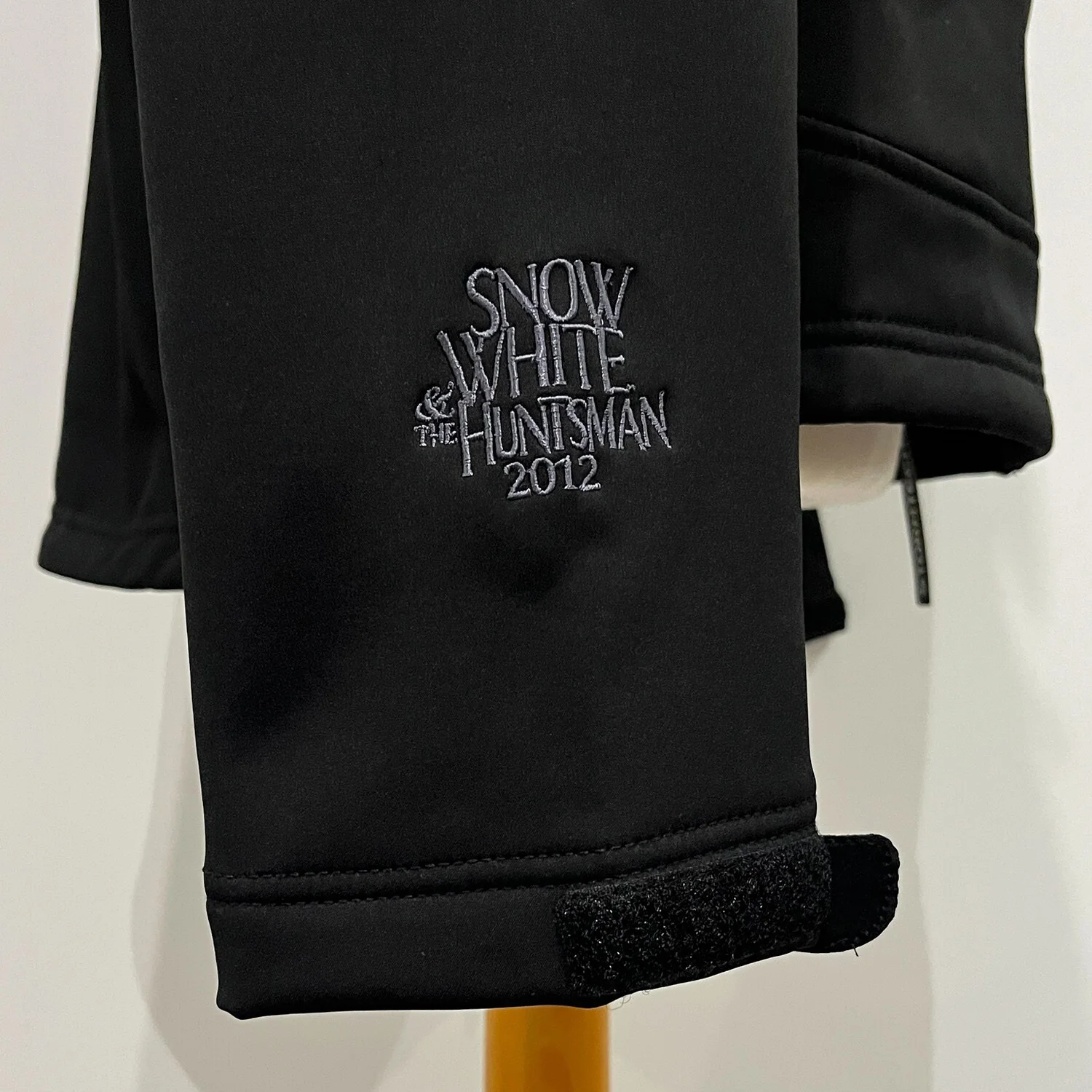 SNOW WHITE AND THE HUNTSMAN Cast & Crew Jacket Movie Production Gift BNWTs L, изображение 2