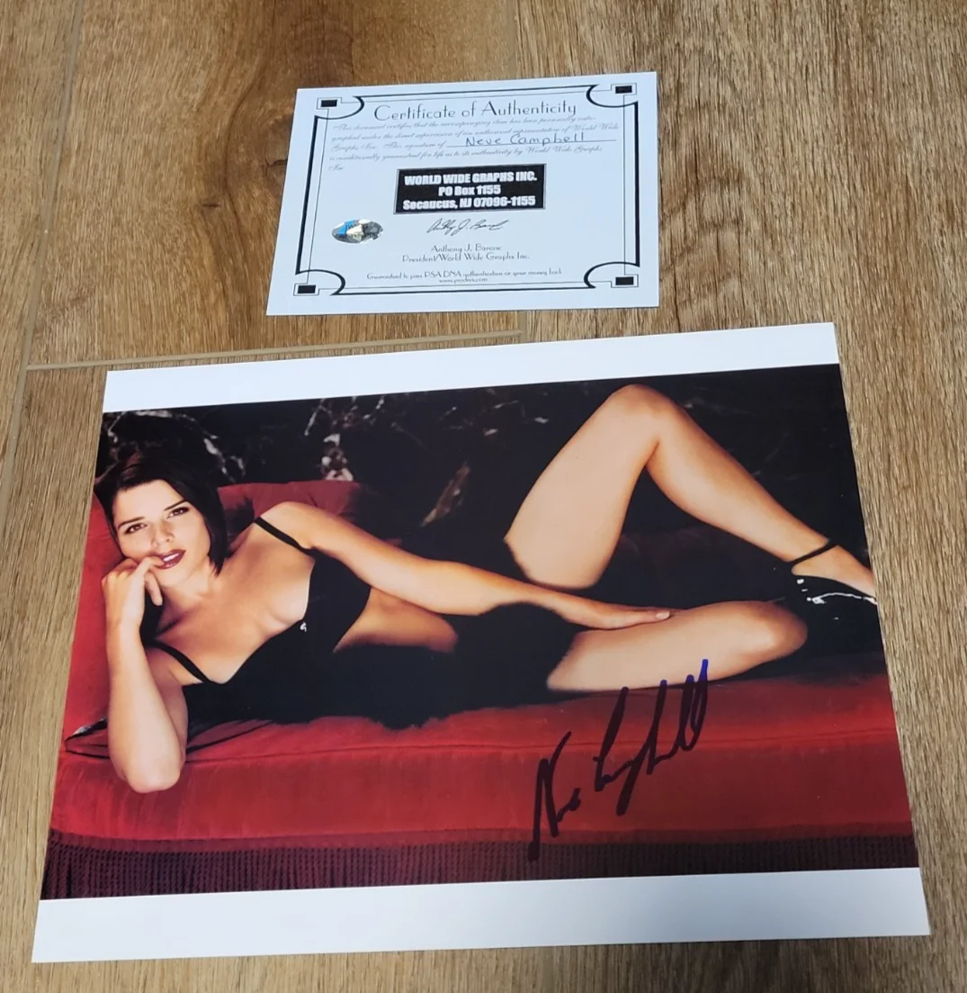 Neve Campbell — Neve Campbell lying on a cough Signed Sexy Woman by World Wide Graphs Inc.