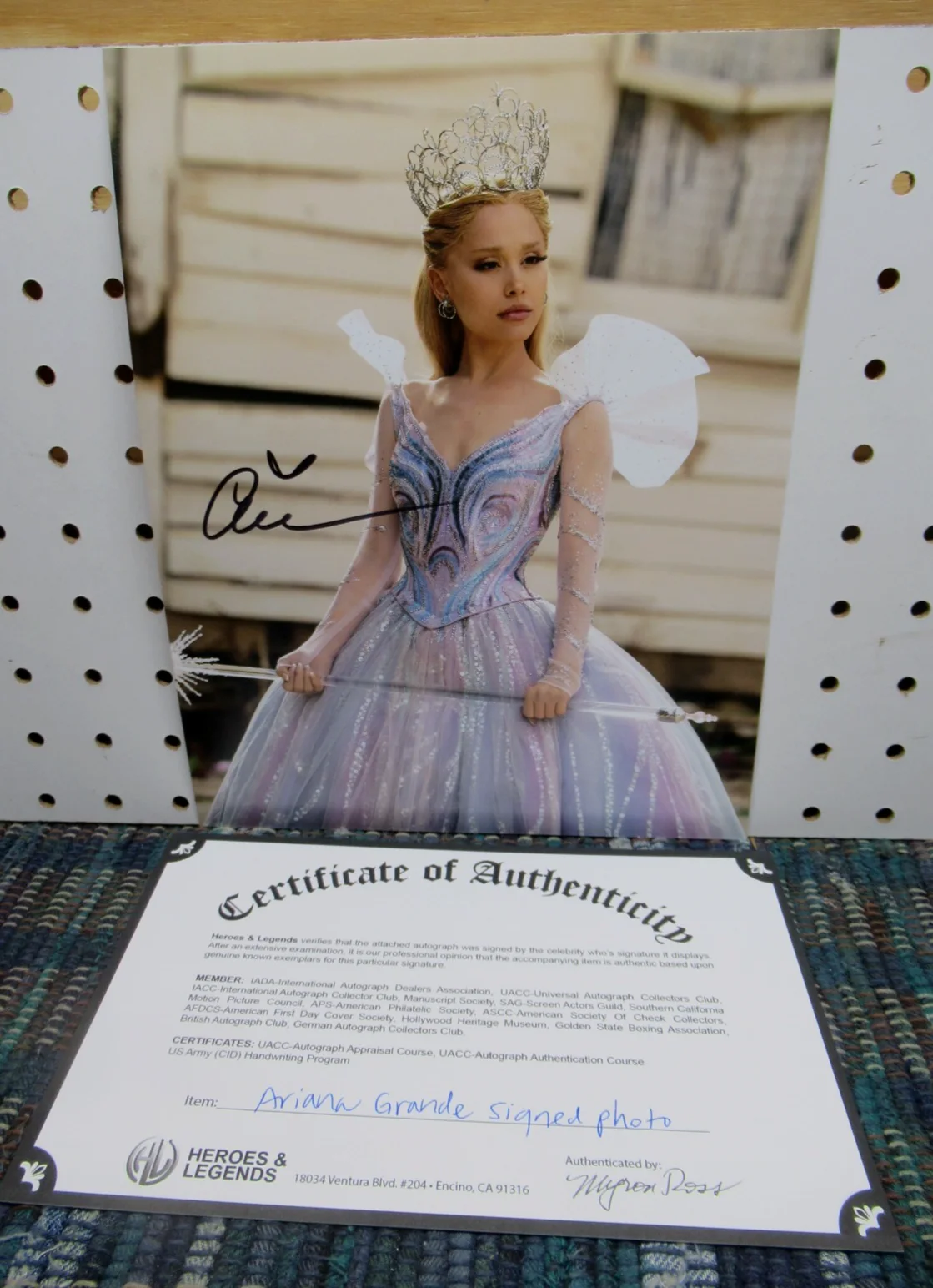 ARIANA GRANDE — WICKED'S ARIANA GRANDE GLINDA THE GOOD AUTOGRAPHED 8x10 PHOTO - W/COA AND SLEEVE, изображение 2