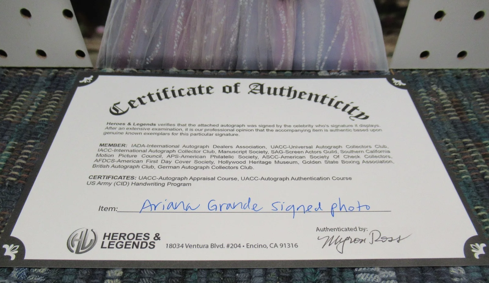 ARIANA GRANDE — WICKED'S ARIANA GRANDE GLINDA THE GOOD AUTOGRAPHED 8x10 PHOTO - W/COA AND SLEEVE, изображение 3
