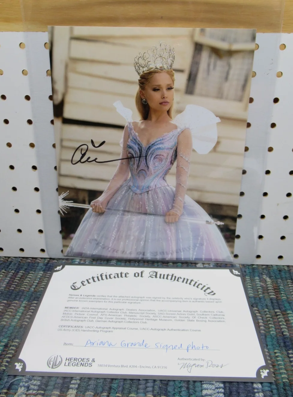 ARIANA GRANDE — WICKED'S ARIANA GRANDE GLINDA THE GOOD AUTOGRAPHED 8x10 PHOTO - W/COA AND SLEEVE, изображение 5