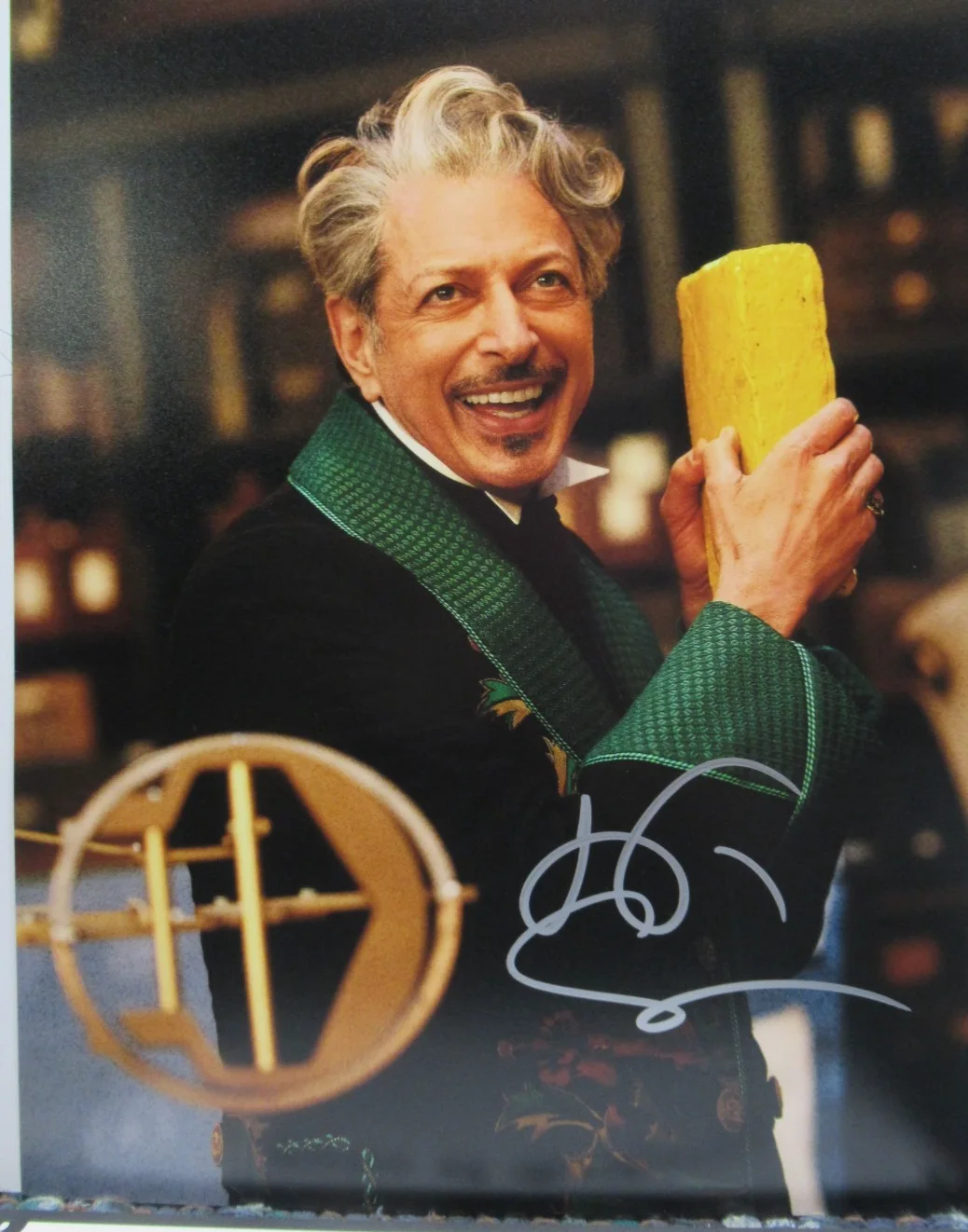 JEFF GOLDBLUM — WICKED'S JEFF GOLDBLUM THE WIZARD AUTOGRAPHED 8x10 PHOTO - W/COA, AND SLEEVE